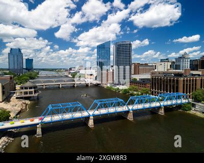 Vue aérienne du pont historique Blue Bridge sur la rivière Grand dans le centre-ville de Grand Rapids, Michigan Banque D'Images