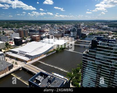 Vue aérienne du DeVos Convention Center sur la rivière dans le centre-ville de Grand Rapids, Michigan Banque D'Images