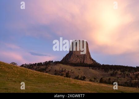 Lever du soleil sur Devils Tower National Monument dans le Wyoming Banque D'Images