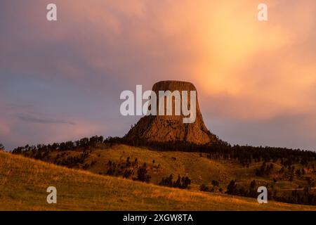 Lever du soleil sur Devils Tower National Monument dans le Wyoming Banque D'Images