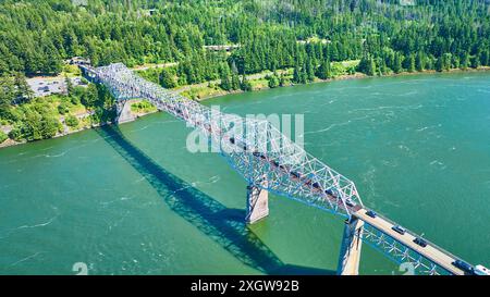 Vue aérienne de Truss Bridge sur la rivière animée entourée de forêts luxuriantes Banque D'Images