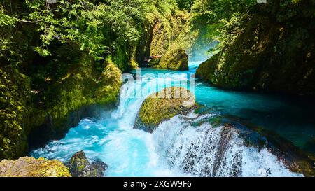 Vol aérien au-dessus des rapides turquoise luxuriants de Columbia gorge Banque D'Images