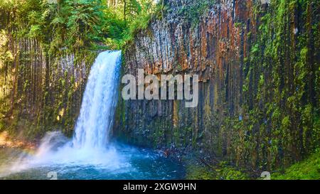 Chutes d'Abiqua Cascading dans la forêt luxuriante vue aérienne Banque D'Images