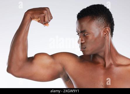 Studio, homme noir et flexion avec bras pour la forme physique, musclé et forte puissance avec fierté pour les résultats. Modèle masculin, force biceps et bodybuilder Banque D'Images