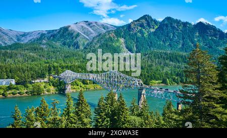 Vue aérienne du Pont des Dieux sur la rivière sereine et la forêt luxuriante Banque D'Images