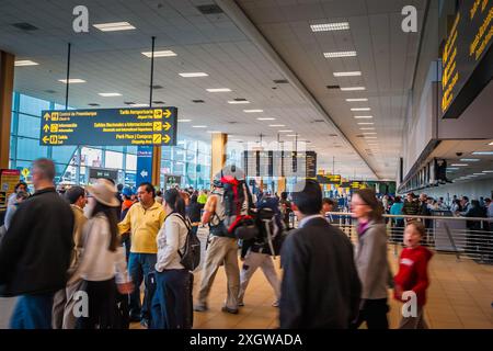 13OCT2008, AÉROPORT DE CHAVEZ, LIMA, PÉROU - passagers arrivant et partant s'enregistrant à l'intérieur du terminal très fréquenté de l'aéroport de Chavez Banque D'Images