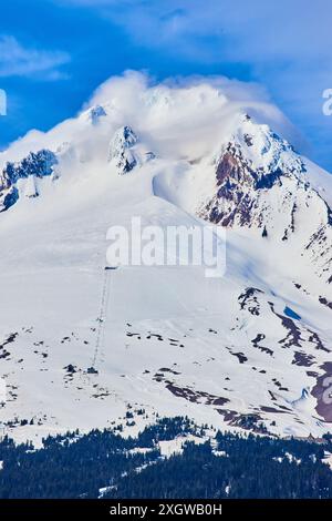 Mont Hood enneigé avec remontées mécaniques et forêt - vue au niveau des yeux Banque D'Images