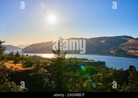 Rivière à travers Rolling Hills à Rowena Crest Viewpoint Aerial Banque D'Images