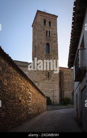 Église de Santa María del Castillo depuis une étroite rue pavée à Buitrago de Lozoya au coucher du soleil, Madrid, Espagne Banque D'Images