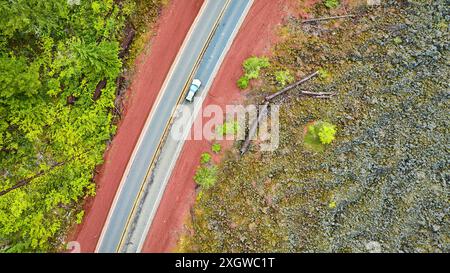 Vue aérienne de la voiture sur la route sinueuse à travers le paysage luxuriant de l'Oregon Banque D'Images