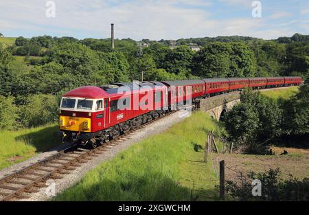 69009 aproches Mytholmes tunnel sur 21.6.24 avec le 08,30 Keighley à Oxenhope. Banque D'Images