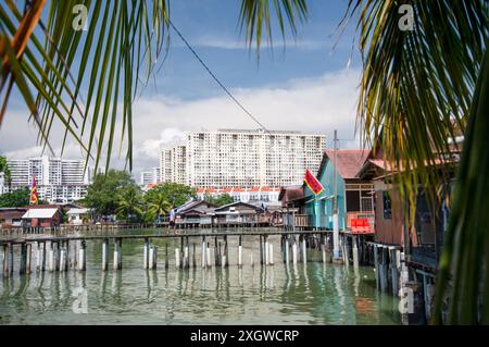 Penang, Malasia-avril 30 2023 : les quais de Clan, une partie d'une colonie de structures en bois construites sur pilotis, au bord du détroit de Mallaca, sont un W de l'UNESCO Banque D'Images