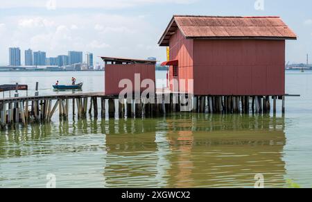 Penang, Malasia-avril 30 2023 : vue d'une jetée du clan chinois, à côté des eaux calmes du détroit de Malacca, une petite jetée en bois utilisée par les bateaux touristiques et Banque D'Images