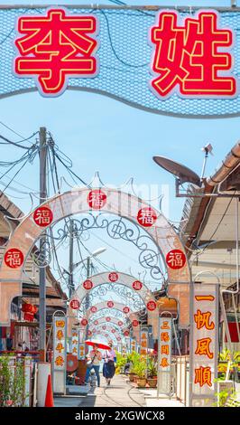 Penang, Malasia-avril 30 2023 : cette jetée de clan ornée, décorée avec des symboles chinois et bordée de boutiques et de restaurants, est construite sur pilotis, au bord de Banque D'Images