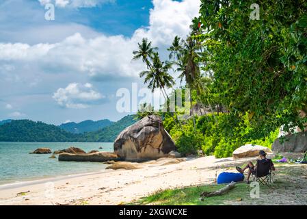 Penang, Malaisie-avril 30 2023 : Un joyau caché sur la pointe sud de Penang, un paradis pour les voyageurs, appelé secret Beach, beau sable, palmier tre Banque D'Images