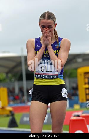 Phoebe Gill, de St Albans AC, a été dépassée en venant de remporter la finale du 800m. Banque D'Images