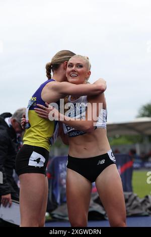 Phoebe Gill de St Albans AC vient de remporter la finale du 800m au UK Athletic Championship et a été félicitée par Ellie BAKER Banque D'Images