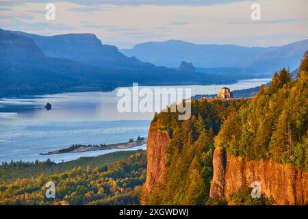 Vol aérien au-dessus de Vista House Columbia River gorge Golden Hour Banque D'Images