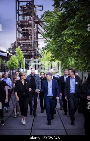 Der Bundesminister fuer Wirtschaft und Klimaschutz Robert Habeck Buendnis 90/ Die Gruenen unterwegs in Dortmund. Pressestatement zur Bekanntgabe des Verzichts auf die Kanzlerkandidatur von Annalena Baerbock Fotografiert im Auftrag des BMWK Dortmund Deutschland *** Ministre fédéral de l'économie et de la protection du climat Robert Habeck Buendnis 90 Die Gruenen sur la route de Dortmund communiqué de presse sur l'annonce de la renonciation d'Annalena Baerbocks à sa candidature pour le chancelier photographié pour le compte de BMWK Dortmund Allemagne Copyright : xDominikxButzmannxBMWKxphotothek.dex Banque D'Images