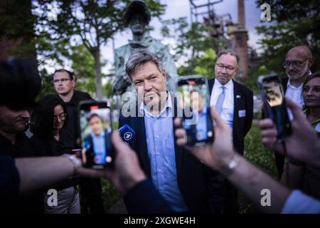 Der Bundesminister fuer Wirtschaft und Klimaschutz Robert Habeck Buendnis 90/ Die Gruenen unterwegs in Dortmund. Pressestatement zur Bekanntgabe des Verzichts auf die Kanzlerkandidatur von Annalena Baerbock Fotografiert im Auftrag des BMWK Dortmund Deutschland *** Ministre fédéral de l'économie et de la protection du climat Robert Habeck Buendnis 90 Die Gruenen sur la route de Dortmund communiqué de presse sur l'annonce de la renonciation d'Annalena Baerbocks à sa candidature pour le chancelier photographié pour le compte de BMWK Dortmund Allemagne Copyright : xDominikxButzmannxBMWKxphotothek.dex Banque D'Images