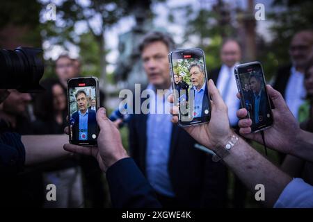 Der Bundesminister fuer Wirtschaft und Klimaschutz Robert Habeck Buendnis 90/ Die Gruenen unterwegs in Dortmund. Pressestatement zur Bekanntgabe des Verzichts auf die Kanzlerkandidatur von Annalena Baerbock Fotografiert im Auftrag des BMWK Dortmund Deutschland *** Ministre fédéral de l'économie et de la protection du climat Robert Habeck Buendnis 90 Die Gruenen sur la route de Dortmund communiqué de presse sur l'annonce de la renonciation d'Annalena Baerbocks à sa candidature pour le chancelier photographié pour le compte de BMWK Dortmund Allemagne Copyright : xDominikxButzmannxBMWKxphotothek.dex Banque D'Images