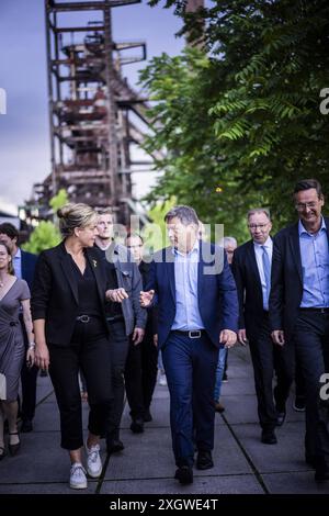 Der Bundesminister fuer Wirtschaft und Klimaschutz Robert Habeck Buendnis 90/ Die Gruenen unterwegs in Dortmund. Pressestatement zur Bekanntgabe des Verzichts auf die Kanzlerkandidatur von Annalena Baerbock Fotografiert im Auftrag des BMWK Dortmund Deutschland *** Ministre fédéral de l'économie et de la protection du climat Robert Habeck Buendnis 90 Die Gruenen sur la route de Dortmund communiqué de presse sur l'annonce de la renonciation d'Annalena Baerbocks à sa candidature pour le chancelier photographié pour le compte de BMWK Dortmund Allemagne Copyright : xDominikxButzmannxBMWKxphotothek.dex Banque D'Images