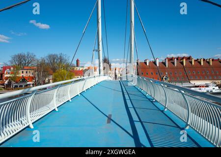 2023-04-22 ; passerelle piétonne à Mikolajki, Voïvodie Warmian-Masurian, Pologne. Banque D'Images