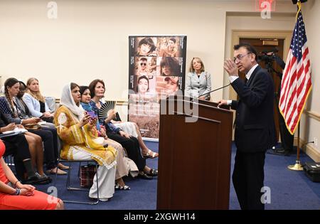 Javaid Rehman, rapporteur spécial des Nations Unies, prononce un discours centré sur les crimes contre l'humanité et le crime de génocide de l'Iran, y compris le massacre en 1988 de milliers de prisonniers politiques et idéologiques affiliés au principal groupe d'opposition iranien, l'Organisation des moudjahidines du peuple iranien (OMPI ou MEK). Javaid Rehman, Rapporteur spécial des Nations Unies sur la situation des droits de l'homme en République islamique d'Iran, présente un rapport historique sur les atrocités commises par l'Iran lors d'un briefing du Congrès à Washington DC. Banque D'Images