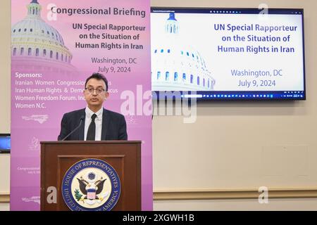 Javaid Rehman, rapporteur spécial des Nations Unies, prononce un discours centré sur les crimes contre l'humanité et le crime de génocide de l'Iran, y compris le massacre en 1988 de milliers de prisonniers politiques et idéologiques affiliés au principal groupe d'opposition iranien, l'Organisation des moudjahidines du peuple iranien (OMPI ou MEK). Javaid Rehman, Rapporteur spécial des Nations Unies sur la situation des droits de l'homme en République islamique d'Iran, présente un rapport historique sur les atrocités commises par l'Iran lors d'un briefing du Congrès à Washington DC. Banque D'Images