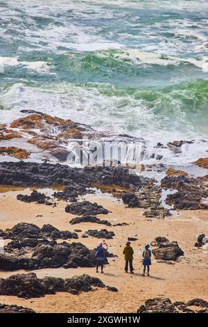 Explorer Rocky Beach et les vagues en cascade depuis High Vantage point Banque D'Images