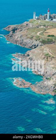 Vue aérienne du Phare Saint-Mathieu situé à Plougonvelin et à proximité des ruines de l'ancienne abbaye Saint-Mathieu de Fine-Terre. France Banque D'Images