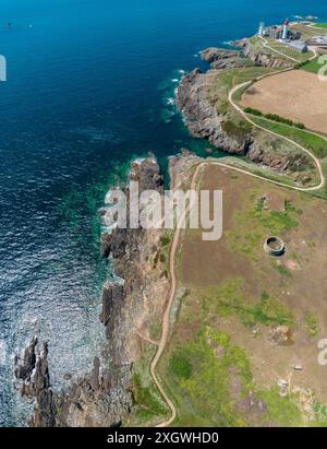 Vue aérienne du Phare Saint-Mathieu situé à Plougonvelin et à proximité des ruines de l'ancienne abbaye Saint-Mathieu de Fine-Terre. France Banque D'Images