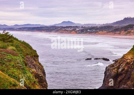 Côte accidentée de Newport avec vue aérienne du phare de Yaquina Head Banque D'Images