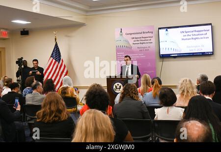 Washington, DC, États-Unis. 9 juillet 2024. Javaid Rehman, rapporteur spécial des Nations Unies, prononce un discours centré sur les crimes contre l'humanité et le crime de génocide de l'Iran, y compris le massacre en 1988 de milliers de prisonniers politiques et idéologiques affiliés au principal groupe d'opposition iranien, l'Organisation des moudjahidines du peuple iranien (OMPI ou MEK). Javaid Rehman, rapporteur spécial des Nations Unies sur la situation des droits de l'homme en République islamique d'Iran, présente un rapport historique sur les atrocités commises par l'Iran lors d'une séance d'information du Congrès à Washington DC. (Credit image : Banque D'Images