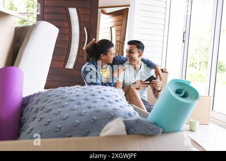 Couple biracial gay aime le temps libre à la maison. Ils partagent un moment de joie tout en se relaxant après une séance de yoga. Banque D'Images