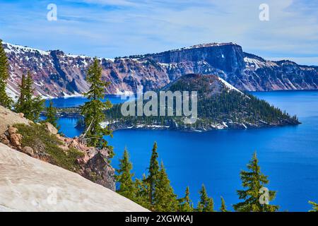 Crater Lake Wizard Island Snow-Capped Peaks High Vantage View Banque D'Images