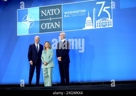 Le président AMÉRICAIN Joe Biden, de gauche à droite, Giorgia Meloni, premier ministre italien, et Jens Stoltenberg, le secrétaire général de l’Organisation du Traité de l’Atlantique Nord (OTAN), participe à une poignée de main de bienvenue lors du Sommet de l’OTAN à Washington, DC, États-Unis, le mercredi 10 juillet, 2024. le président Joe Biden et les 31 autres dirigeants de l'OTAN avaient espéré que leur sommet célébrerait une nouvelle unité contre le russe Vladimir Poutine, enverrait un avertissement à la Chine et prouverait que l'alliance est plus forte que jamais dans sa 75e année, mais les trois jours de pageanterie seront éclipsés par les turbulences nationales dans toute l'alliance. Photographe : Banque D'Images