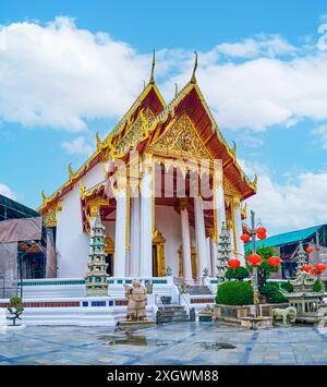 La vue de la façade sur le hall d'ordination du temple Wat Suthat, Bangkok, Thaïlande Banque D'Images