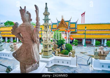 La cour du temple Wat Suthat avec gardien de pierre et balançoires géantes sur fond, Bangkok, Banque D'Images