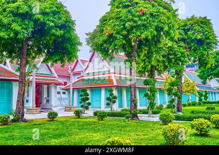 La cour du temple Wat Suthat et petit jardin avec arbres, Bangkok, Thaïlande Banque D'Images