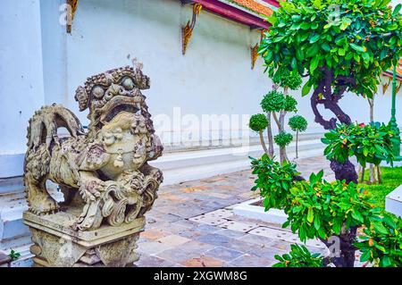 La cour du temple Wat Suthat avec sculpture en pierre de fudog, Bangkok, Thaïlande Banque D'Images