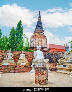 La ligne de statues de Bouddha assis sur le terrain de l'ancien temple Wat Yai Chai Mongkhon, Ayutthaya, Thaïlande Banque D'Images