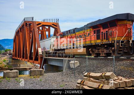 Train de marchandises sur Truss Bridge dans Columbia gorge Daytime Motion View Banque D'Images