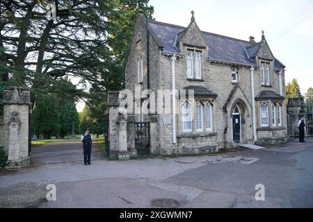 Une vue de l'entrée du cimetière Lavender à Enfield, au nord de Londres où le suspect de triple meurtre Kyle Clifford, 26 ans, a été retrouvé par des officiers mercredi après-midi. La femme et les deux filles d'un commentateur sportif de la BBC ont été tuées dans une attaque à l'arbalète à leur domicile. Carol Hunt, 61 ans, mariée à John Hunt, commentateur de courses de BBC Five Live, et deux de leurs filles sont décédées mardi soir à Ashlyn Close, Bushey, Hertfordshire. Date de la photo : mercredi 10 juillet 2024. Banque D'Images