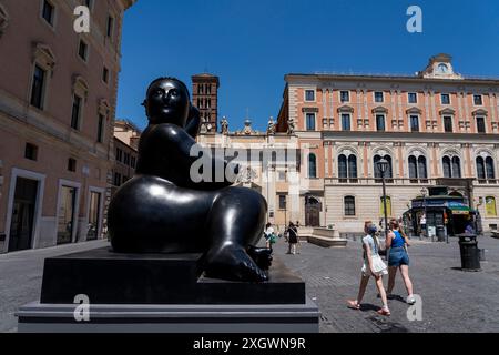 "Sitting Woman" - fait partie de "Botero a Roma" : un itinéraire d'exposition qui serpente dans les rues du centre-ville de Rome, combinant la beauté des œuvres de Fernando Botero avec la monumentalité de la capitale. La beauté contemporaine des sculptures de Fernando Botero complète le charme extraordinaire et unique de la capitale. L’exposition, qui s’étend sur quelques-unes des plus belles places du centre de Rome, permet de comparer deux mondes. Un hommage de la capitale au grand sculpteur colombien, récemment décédé, qui enrichit certains de ses lieux les plus renommés avec 8 sculptures Banque D'Images