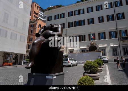 "Sitting Woman" - fait partie de "Botero a Roma" : un itinéraire d'exposition qui serpente dans les rues du centre-ville de Rome, combinant la beauté des œuvres de Fernando Botero avec la monumentalité de la capitale. La beauté contemporaine des sculptures de Fernando Botero complète le charme extraordinaire et unique de la capitale. L’exposition, qui s’étend sur quelques-unes des plus belles places du centre de Rome, permet de comparer deux mondes. Un hommage de la capitale au grand sculpteur colombien, récemment décédé, qui enrichit certains de ses lieux les plus renommés avec 8 sculptures Banque D'Images