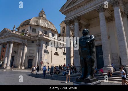 Adam (homme debout) et Eve (femme debout) - parties de Botero a Roma : un itinéraire d'exposition qui serpente dans les rues du centre-ville de Rome, combinant la beauté des œuvres de Fernando Botero avec la monumentalité de la capitale. La beauté contemporaine des sculptures de Fernando Botero complète le charme extraordinaire et unique de la capitale. L’exposition, qui s’étend sur quelques-unes des plus belles places du centre de Rome, permet de comparer deux mondes. Un hommage de la capitale au grand sculpteur colombien, récemment décédé, qui enrichit certains de ses plus re Banque D'Images