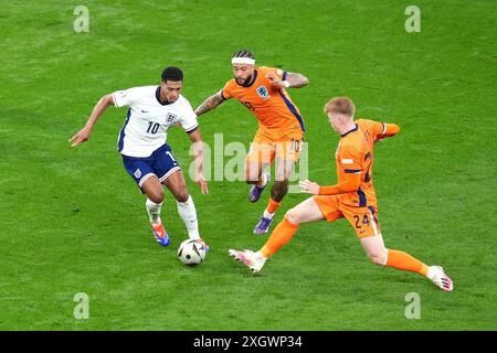 L'Anglais Jude Bellingham (à gauche) se bat pour le ballon contre les Hollandais Memphis Depay et Jerdy Schouten (à droite) lors de l'UEFA Euro 2024, demi-finale au BVB Stadion Dortmund à Dortmund, en Allemagne. Date de la photo : mercredi 10 juillet 2024. Banque D'Images