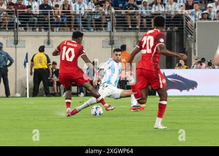 East Rutherford, États-Unis. 09 juillet 2024. Cristian Romero (13 ans) défend contre Jonathan David (10 ans) du Canada lors du match de demi-finale de la CONMEBOL Copa America 2024 au MetLife Stadium à East Rutherford, NJ, le 9 juillet 2024. L'Argentine a gagné 2 à 0 et a atteint la finale. (Photo de Lev Radin/Sipa USA) crédit : Sipa USA/Alamy Live News Banque D'Images