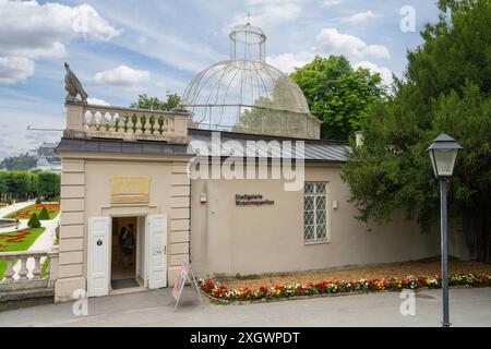 Salzbourg, Autriche. 1er juillet 2024. Vue extérieure du pavillon du musée Stadtgalerie dans le centre-ville Banque D'Images